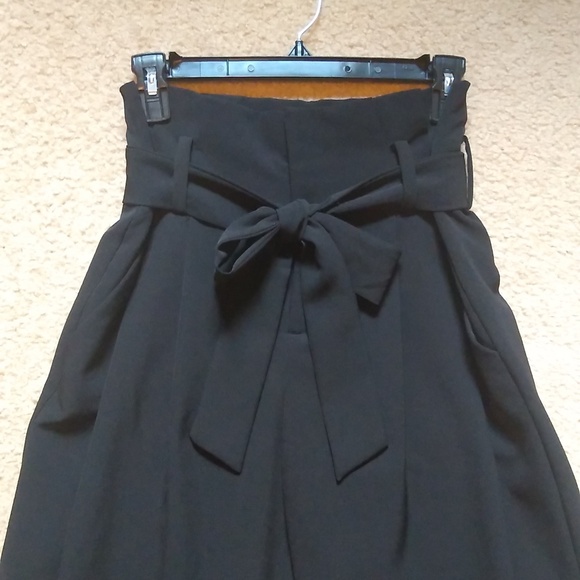 Black High-Waisted Paperbag Waist Cropped Women's Pants Size 2 EUC - Picture 3 of 4